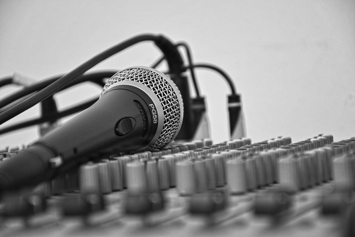 Equipment für Synchronsprecher: Mikrofon und Mischpult 
